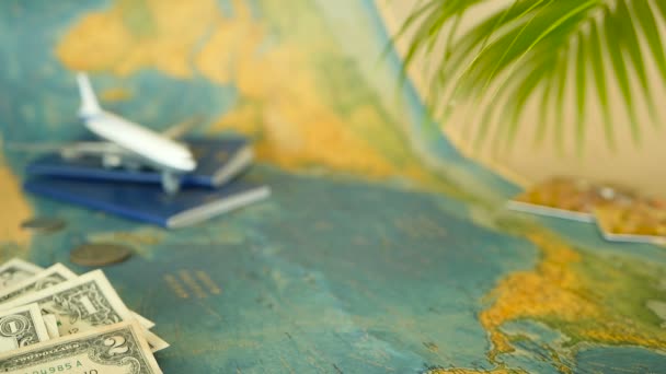 Tiempo para viajar concepto. Tema de vacaciones tropicales con mapa del mundo, pasaporte azul y avión. Preparándose para el día de fiesta, viaje — Vídeos de Stock