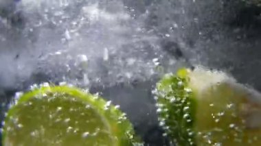 Detoks ya da susuzluk kavramı. Sağlıklı, diyet beslenme. Soğuk limonata, limon içecek. Siyah arka plan