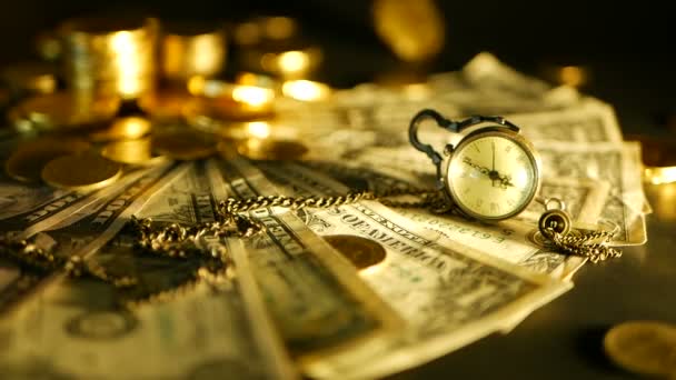 Managementeffizienz. Stapel goldener Münzen Dollarnoten auf schwarzem Hintergrund. Erfolg des Finanzgeschäfts, Investitionen — Stockvideo