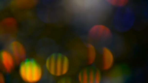 Desenfocado brillante confeti brillo multicolor, fondo negro. Vacaciones abstracto festivo bokeh puntos de luz . — Vídeo de stock