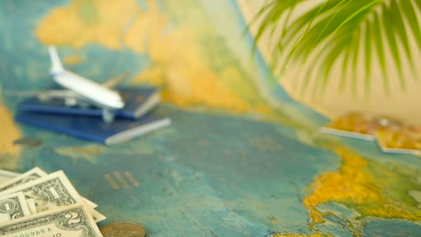 Tiempo para viajar concepto. Tema de vacaciones tropicales con mapa del mundo, pasaporte azul y avión. Preparándose para el día de fiesta, viaje — Vídeos de Stock