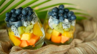 Renkli tropikal salata kavanoz içinde karıştırın. Ham organik berry ve cam kase meyve taze çeşitli tür. Sağlıklı vejetaryen