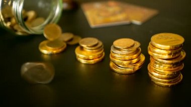 Yatırım, para kavramı koruma sembol. Yakın çekim natürmort altın siyah tablo sütunlarından artan