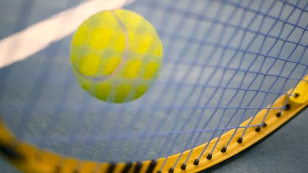 Gros plan de l'équipement de tennis sur le terrain. Sport, concept de loisirs . — Video