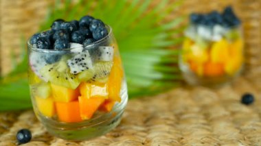 Renkli tropikal salata kavanoz içinde karıştırın. Ham organik berry ve cam kase meyve taze çeşitli tür. Sağlıklı vejetaryen