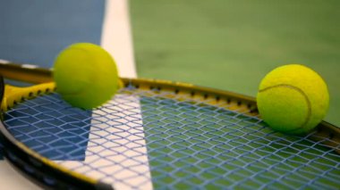 Sahada tenis donatımın kapatın. Spor, eğlence kavramı.