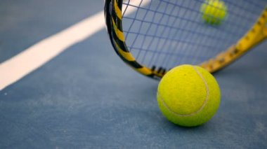 Sahada tenis donatımın kapatın. Spor, eğlence kavramı.