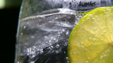 Detoks ya da susuzluk kavramı. Sağlıklı, diyet beslenme. Soğuk limonata, limon içecek. Siyah arka plan