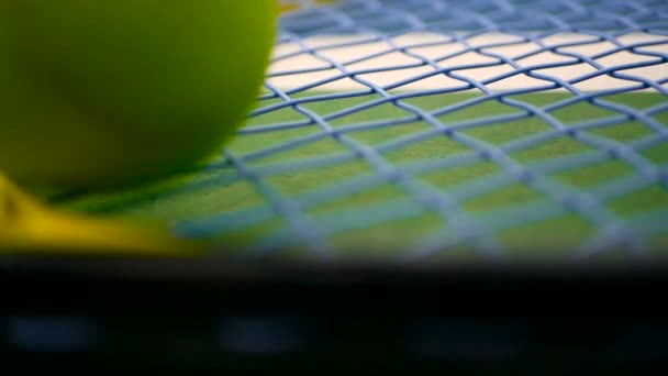 Primer plano del equipo de tenis en la cancha. Deporte, concepto recreativo . — Vídeo de stock