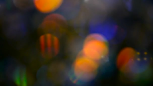 多重きらめく色とりどりのキラキラ紙吹雪、黒の背景。ホリデイ ・抽象的なお祭りボケ光スポット. — ストック動画