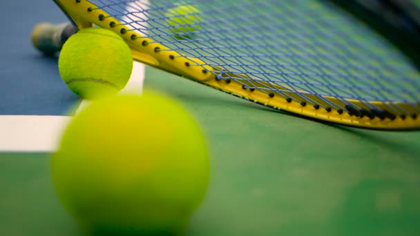 Primer plano del equipo de tenis en la cancha. Deporte, concepto recreativo . — Vídeos de Stock