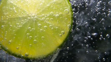 Detoks ya da susuzluk kavramı. Sağlıklı, diyet beslenme. Soğuk limonata, limon içecek. Siyah arka plan