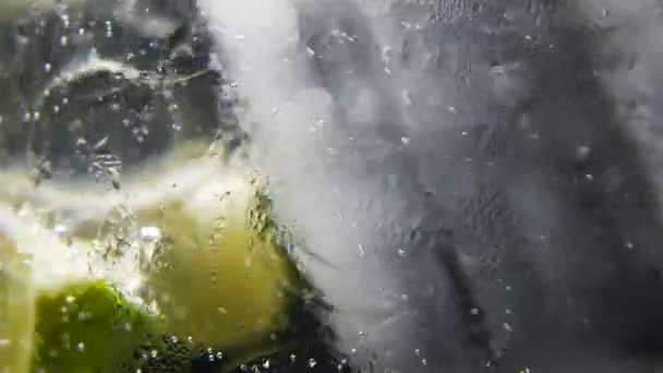 Makro Close Uppfriskande Läsk Tonic Kolsyrade Vatten Lime Glas Skiva — Stockvideo