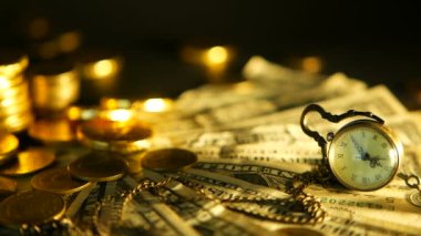 Yönetimi verimliliği. Altın sikke doları notları siyah arka plan üzerine yığını. Finans iş, yatırım başarısı