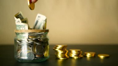 Para sikke kavanoza kaydetme. Yatırım, para kavramı koruma sembol. Nakit banknot cam teneke içinde servet toplama