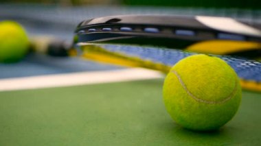 Sahada tenis donatımın kapatın. Spor, eğlence kavramı.