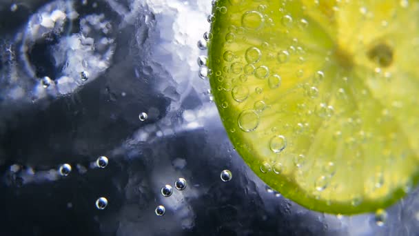 Detox o concetto di sete. Alimentazione sana e dietetica. Limonata fredda, bevanda al lime. Fondo nero — Video Stock