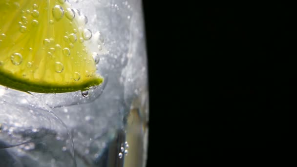 Detox o concetto di sete. Alimentazione sana e dietetica. Limonata fredda, bevanda al lime. Fondo nero — Video Stock