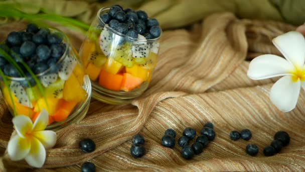 カラフルなトロピカル ミックス jar のサラダです。生有機ベリーとガラスのボウルにフルーツの新鮮な様々 な種類。ヘルシーなベジタリアン — ストック動画