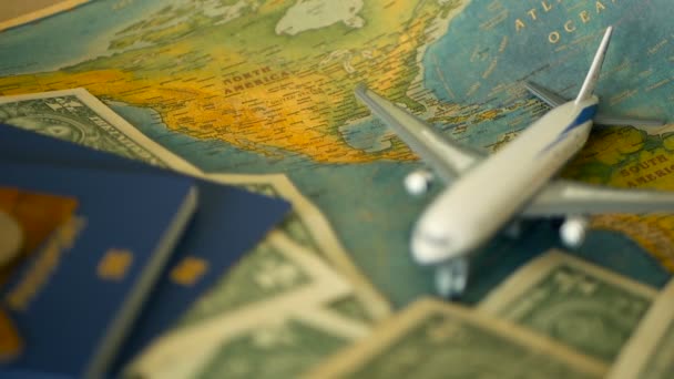 Čas na cestování koncept. Tropickou dovolenou motiv mapa světa, modrý pas a letadlo. Příprava na holliday, cesta — Stock video