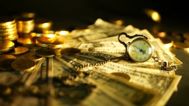 Yönetimi verimliliği. Altın sikke doları notları siyah arka plan üzerine yığını. Finans iş, yatırım başarısı