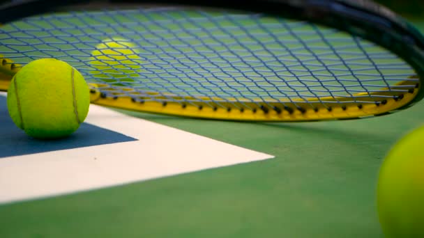 Primer plano del equipo de tenis en la cancha. Deporte, concepto recreativo . — Vídeo de stock