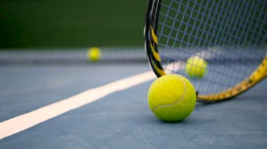 Sahada tenis donatımın kapatın. Spor, eğlence kavramı.
