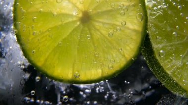 Detoks ya da susuzluk kavramı. Sağlıklı, diyet beslenme. Soğuk limonata, limon içecek. Siyah arka plan