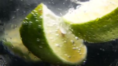 Detoks ya da susuzluk kavramı. Sağlıklı, diyet beslenme. Soğuk limonata, limon içecek. Siyah arka plan