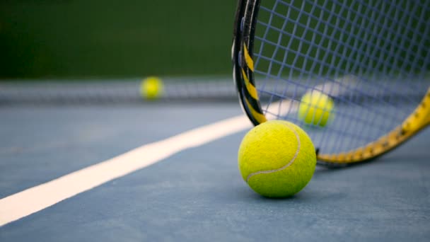 Primer plano del equipo de tenis en la cancha. Deporte, concepto recreativo . — Vídeo de stock