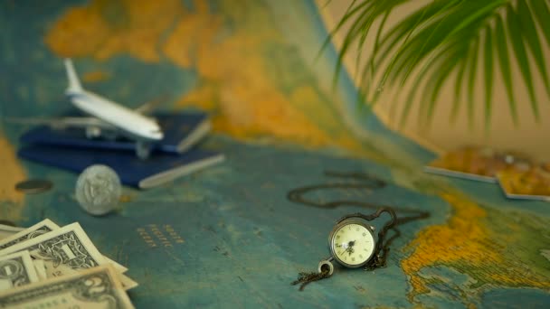 Tempo di concetto di viaggio. Tema vacanza tropicale con mappa del mondo, passaporto blu e aereo. Prepararsi alla vacuità, al viaggio — Video Stock