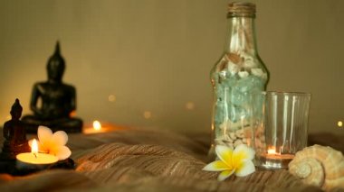 Deniz kabuklarını, mercanlar, deniz öğeleri mum ışıklı plumeria çiçekler, Buda dekorasyonu için oturma ile dolu cam şişe