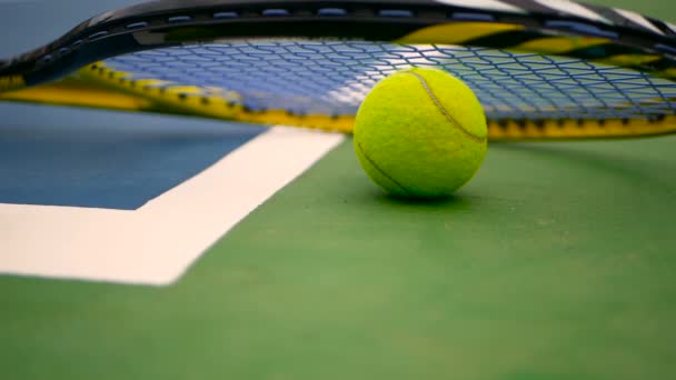 Κοντινό πλάνο της εξοπλισμό τένις στο γήπεδο. Αθλητισμός, αναψυχή έννοια. — Αρχείο Βίντεο