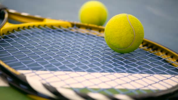 Close up van tennis apparatuur op de rechter. Sport, recreatie-concept. — Stockvideo