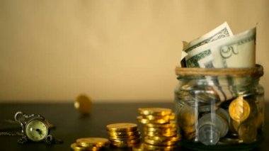 Para sikke kavanoza kaydetme. Yatırım, para kavramı koruma sembol. Nakit banknot cam teneke içinde servet toplama