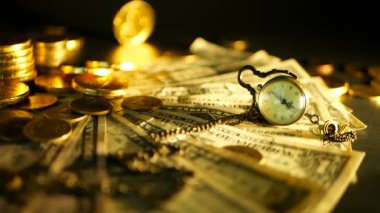 Yönetimi verimliliği. Altın sikke doları notları siyah arka plan üzerine yığını. Finans iş, yatırım başarısı