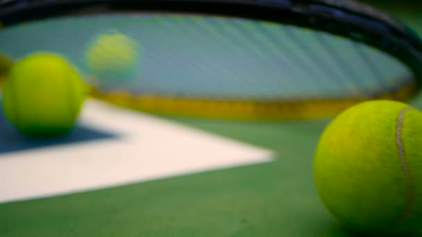 Κοντινό πλάνο της εξοπλισμό τένις στο γήπεδο. Αθλητισμός, αναψυχή έννοια. — Αρχείο Βίντεο