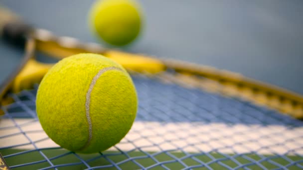 Närbild på tennisutrustning på domstolen. Sport, rekreation koncept. — Stockvideo