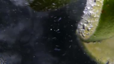 Detoks ya da susuzluk kavramı. Sağlıklı, diyet beslenme. Soğuk limonata, limon içecek. Siyah arka plan