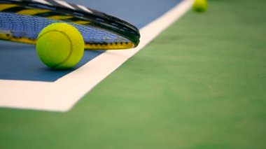 Sahada tenis donatımın kapatın. Spor, eğlence kavramı.