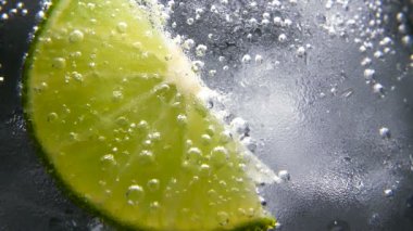 Detoks ya da susuzluk kavramı. Sağlıklı, diyet beslenme. Soğuk limonata, limon içecek. Siyah arka plan