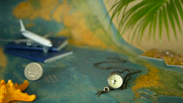 Czas podróży koncepcja. Tropikalny wakacje tematu z mapy świata, niebieski paszport i płaszczyzny. Przygotowanie do holliday, podróż — Wideo stockowe