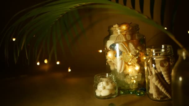 Glazen pot van tropische schelpen voor home decor. Marine stijl woonaccessoires voor strand thema interieurdecoratie. — Stockvideo