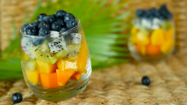Salada de mistura tropical colorida em jarra. Fresco vários tipos de baga orgânica crua e frutas em tigela de vidro. Vegetariano saudável — Vídeo de Stock