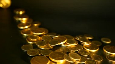 Yönetimi verimliliği. Siyah zemin üzerine altın sikke. Finans iş, yatırım, fikir, servet, bankacılık kavramları para kazanma başarısı. Dönen, büküm, dönen, iplik kuruş