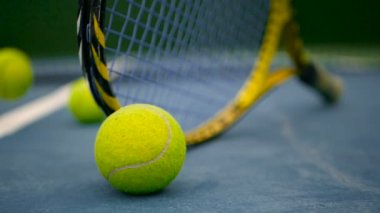 Sahada tenis donatımın kapatın. Spor, eğlence kavramı.