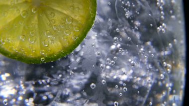 Detoks ya da susuzluk kavramı. Sağlıklı, diyet beslenme. Soğuk limonata, limon içecek. Siyah arka plan