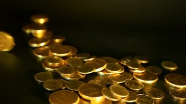 Siyah zemin üzerine altın sikke. Finans iş, yatırım, fikir, servet, bankacılık kavramı para kazanma başarısı