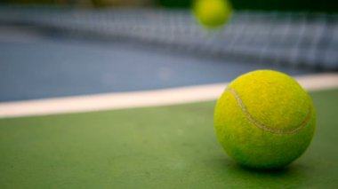 Sahada tenis donatımın kapatın. Spor, eğlence kavramı.