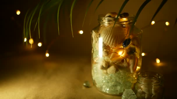 熱帯の殻の家の装飾のためのガラスの瓶.ビーチをテーマにしたインテリア飾るためマリン スタイル ホーム アクセサリー. — ストック動画